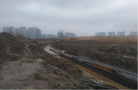 里运河（山阳湖段）驳岸工程完成山阳湖右堤挡墙基坑40米、完成左堤底板20米混凝土浇筑.jpg